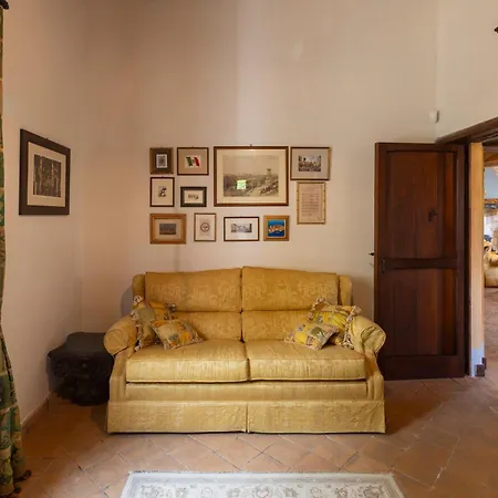 Villa Aperolli 4, Emma Todi